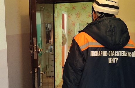 Спасатели вскрыли входную дверь квартиры и обеспечили доступ врачей к больной женщине.